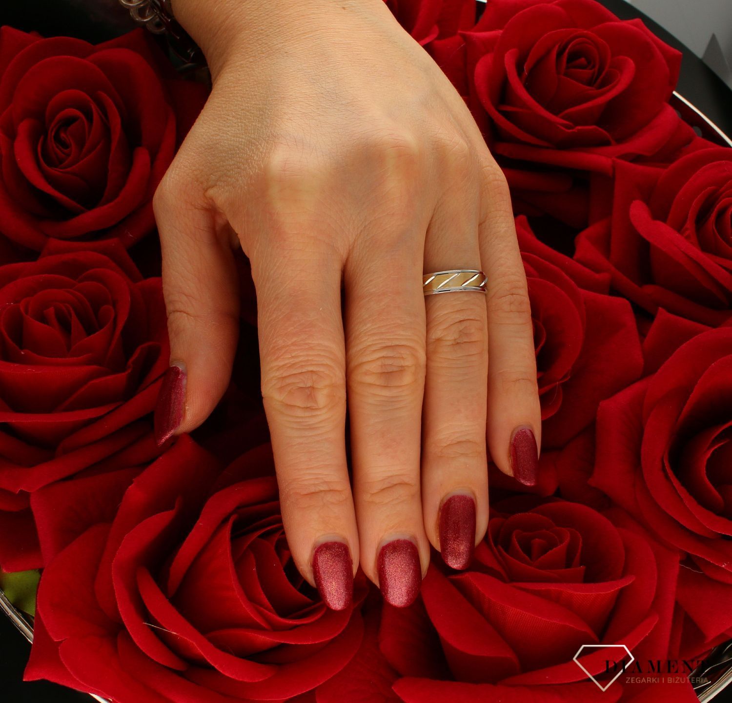 Złota obrączka ślubna - płaska 5mm z grawerem ukośnych linii  Rozmiar 16.jpg